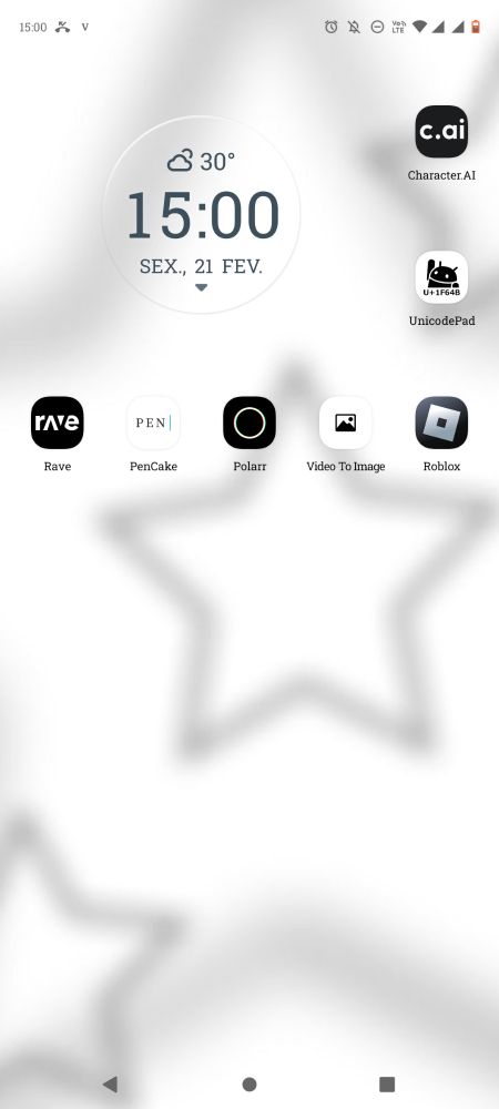 Tela inicial. Ela tem um relógio no topo esquerdo, exibindo a hora, data e clima no mesmo formato da tela de bloqueio, com exceção que esse relógio é envolvido numa bolinha transparente. Ao seu redor, estão os segundos apps:

De cima para baixo, no canto superior direito: character.AI, UnicodePad, Roblox.
Da esquerda para a direita, no canto superior da tela, abaixo do relógio e se conectando aos apps verticais: Rave, PenCake, Polarr, Video To Image. O Roblox se conecta no final e eles formam uma espécie de L invertido.

O papel de parede é completamente branco com o contorno borrado de 3 estrelas espalhadas pela tela, todas as 3 num tom de preto acinzentado.