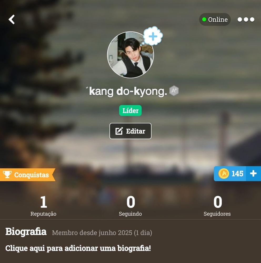 Perfil no amino referente ao personagem "Kang Do-Kyong", com um ícone circular do personagem (que é visualmente representado pelo artista coreano "ok taecyeon") em destaque sobre um fundo desfocado com árvore e céu ao entardecer. Na foto de perfil, Do-kyong está brevemente inclinado para frente, vestindo um colete preto sobre uma camisa social branca. Ele encara a câmera com uma feição suave, algumas mechas de sua franja caem sobre seu rosto e cobrem o olho esquerdo.