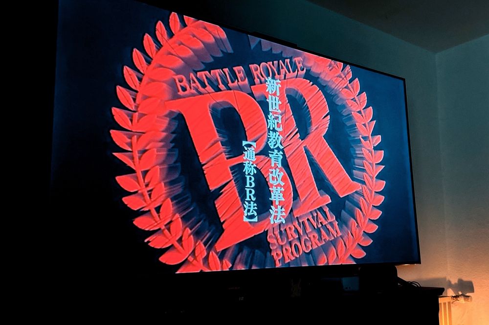 Fernseher mit dem Battle Royale Logo auf dem Bild. 