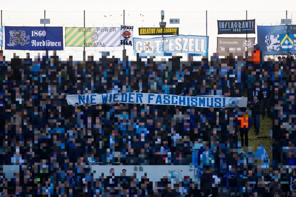 Zweiter Teil des Spruchbandes:

„Nie wieder Faschismus!“