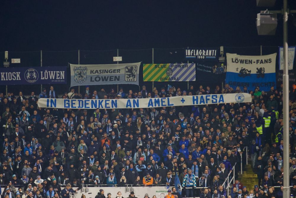 Spruchband von uns in der Westkurve zum Gedenken an Amel und Hafsa mit dem Text „In Gedenken an Amel + Hafsa - LFGR Logo“

Foto von Anne Wild 