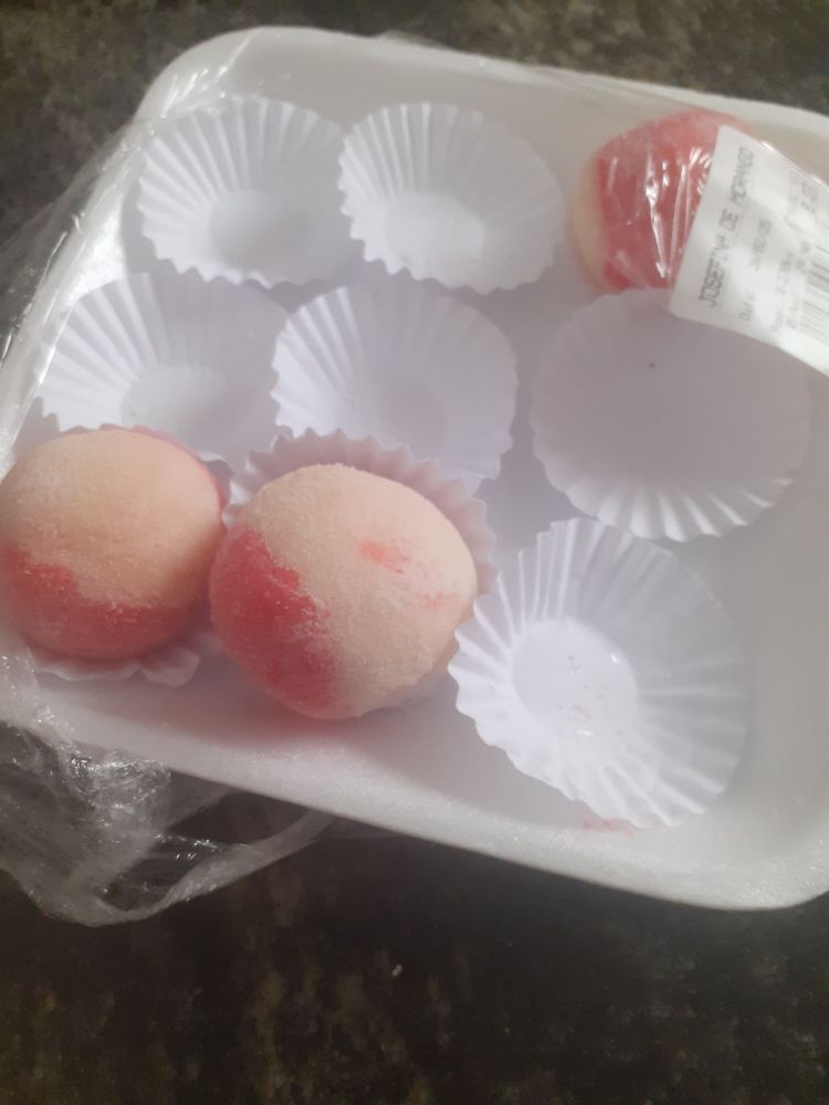 Foto de um pratinho de isopor com 3 Josefina de morango e 6 forminhas vazias