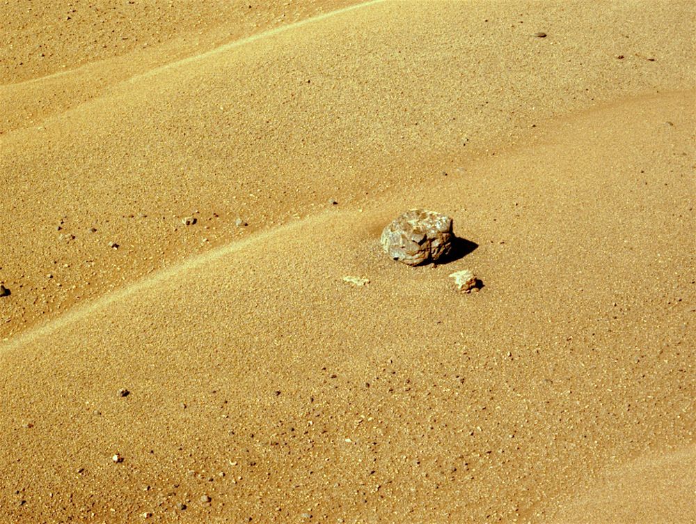 Mars Perseverance Sol 1689: Left Navigation Camera (Navcam) / enhanced.
NASA's Mars Perseverance rover acquired this image using its onboard Left Navigation Camera (Navcam). The camera is located high on the rover's mast and aids in driving.

Nov. 20, 2025 (Sol 1689), 09:38:44

source image: Mars_Perseverance_NLF_1689_0816870043_351EBY_N0813270SCAM01689_00_0LLJ

Image Credit: NASA/JPL-Caltech/Jackie Branc