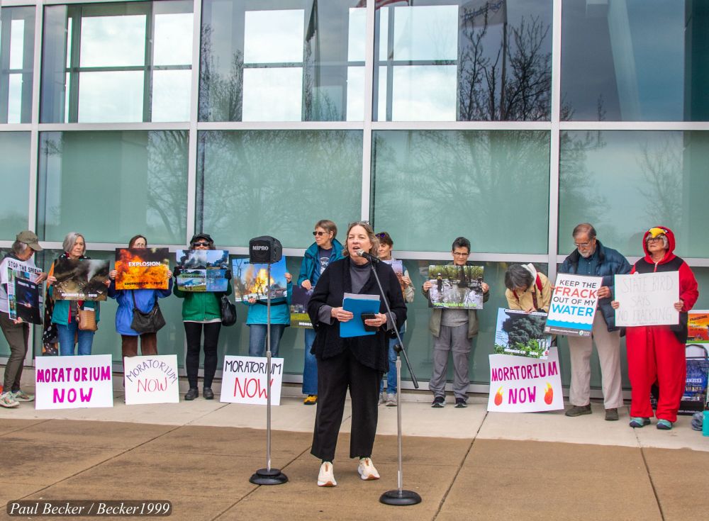 Emcee and Save Ohio Parks board chair Cathy Cowan Becker introduced speakers and updated the crowd on the almost 2,000 gas and oil 