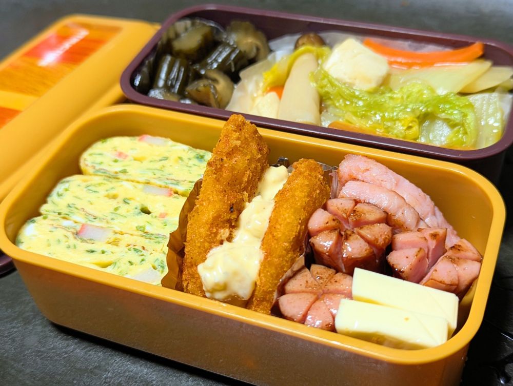 相馬のきゅうり漬け、白菜と豆腐の炒め煮
あおさとかにかまのたまご焼き、えびカツ、厚切りハムとウインナー焼いたやつ、カルシウム＋チーズ