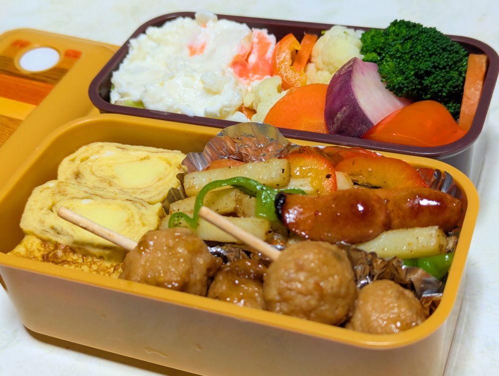 ポテトサラダ、茹で野菜
海苔佃煮とチーズのたまご焼き、ジャーマンポテト風、つくね串