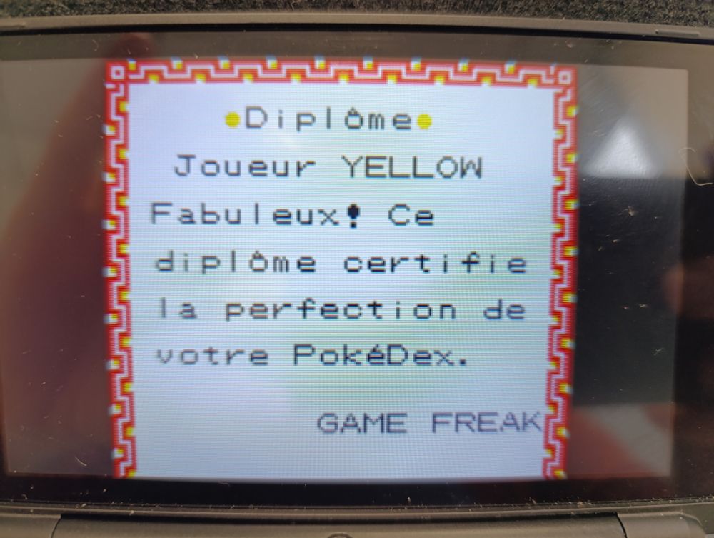 Je diplôme certifiant d'avoir complété le pokedex :

"Diplôme
Joueur YELLOW
Fabuleux ! Ce diplôme certifie la perfection de votre PokeDex.
GAME FREAK"