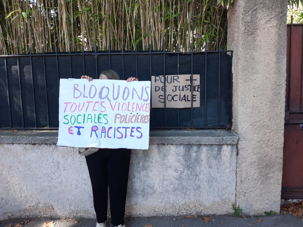 Panneau à la manif d'Aix en Provence aujourd'hui 
" Bloquons toutes les violences économiques, sociales, policières et racistes 