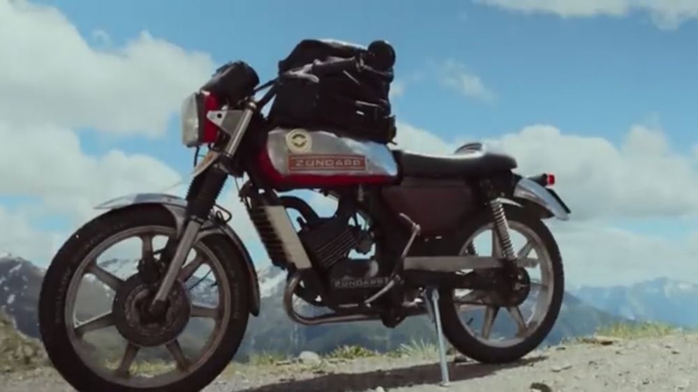 ein kleinkraftrad des modells zündapp ks 50 watercooled mit harro elefantenboy-tankrucksack im juni 2023 auf dem jaufenpass in südtirol