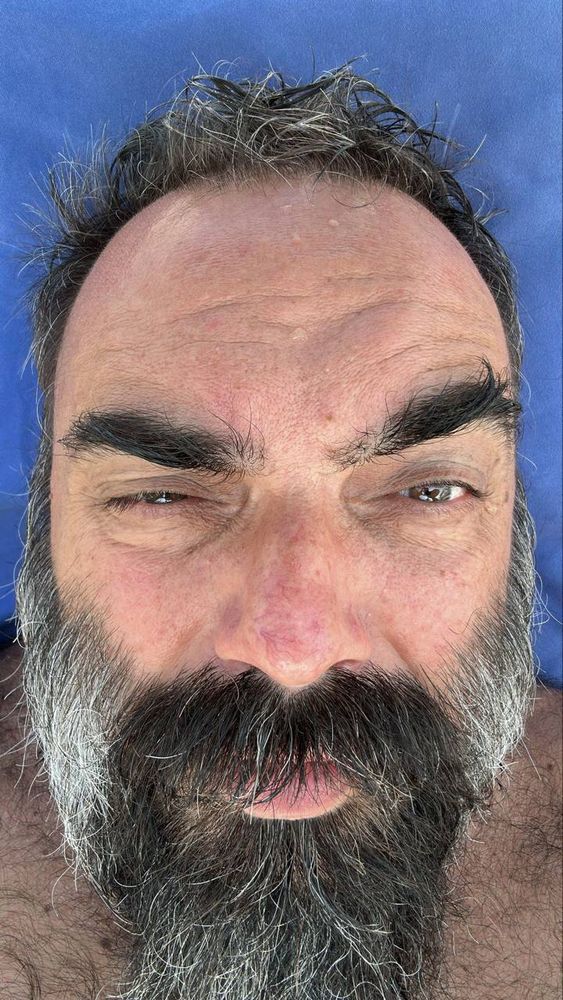 Selfie stretto, quasi a occhi chiusi, con barba troppo lunga e sopracciglia in libertà 