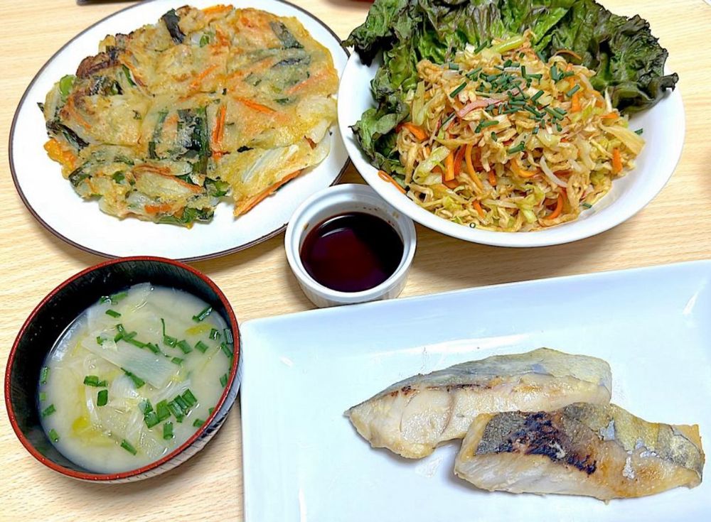 チヂミ、中華サラダ
味噌汁、白身魚西京焼き