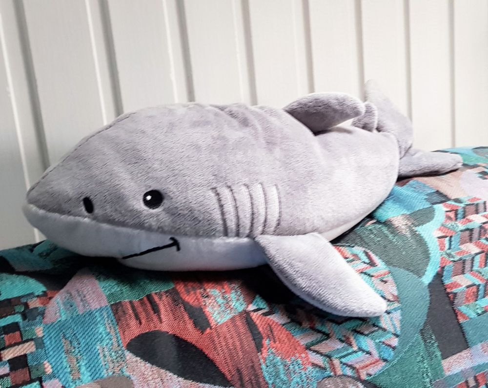 Stoffhai auf der Sofalehne. 