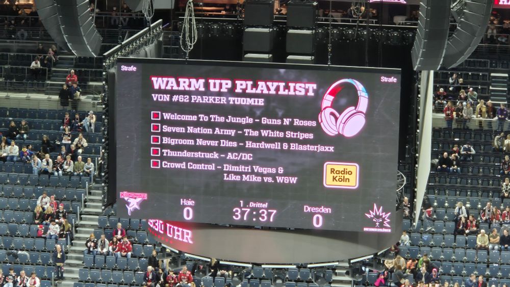 Liederliste auf dem Videowürfel in der Lanxess Arena. 