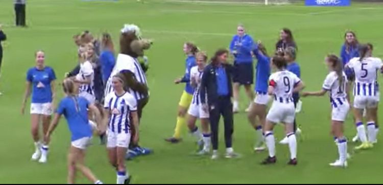 Herthas Frauenmannschaft feiert den 2:1-Sieg über Viktoria Berlin