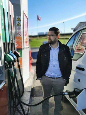 Åkesson tankar bilen