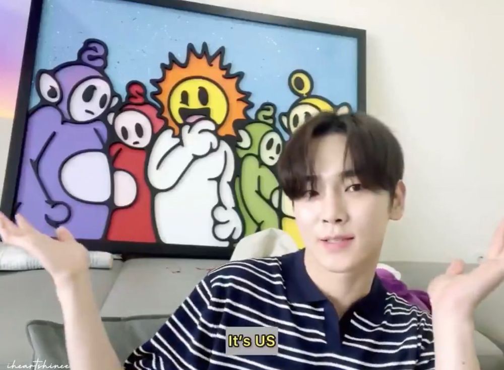Kibum in front of his commissioned painting by artist sambypen that depicts the SHINee members as teletubbies and Kim Jonghyun is the Sun, the subtitle says “it’s us”