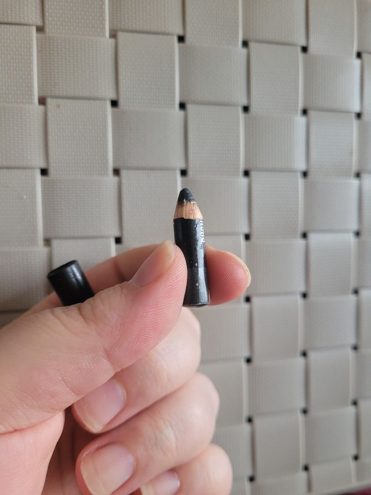 Crayon noir de maquillage tout petit