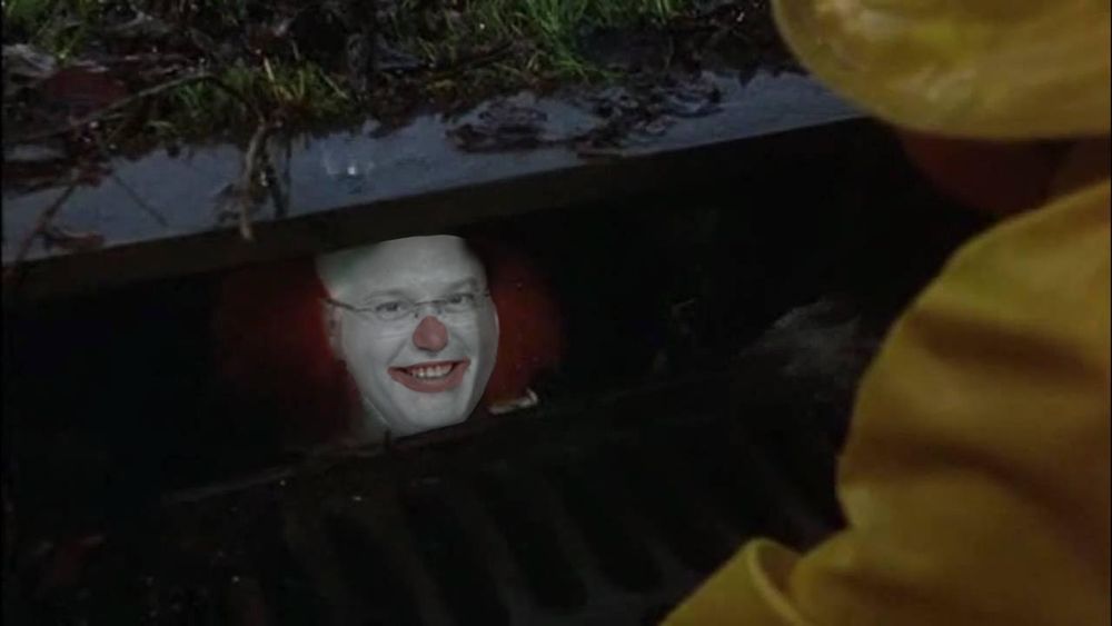 Telladowise mirando sonriente desde una boca de alcantarilla.