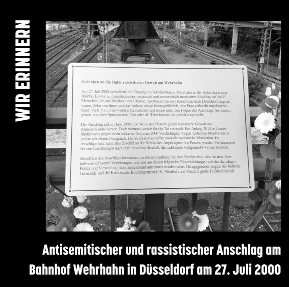 Sharepic: Schwarzer Hintergrund, in der Mitte ein schwarz-weiß-Foto der Gedenktafel am Bahnhof Wehrhahn. Weiße Schrift darum: Wir erinnern. Antisemitischer und rassistischer Anschlag am Bahnhof Wehrhahn in Düsseldorf am 27. Juli 2000