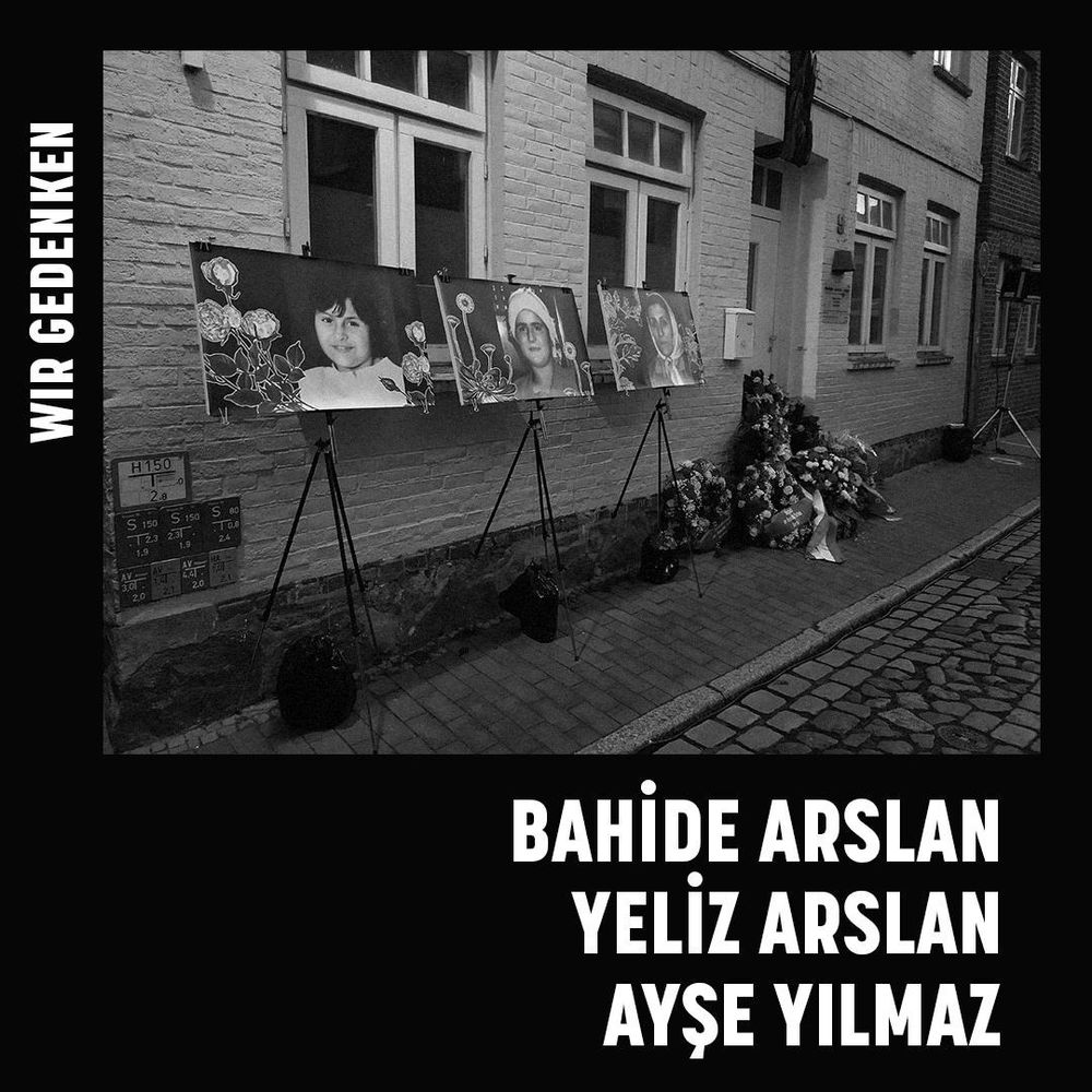 Sharepic: Schwarzer Hintergrund, ein schwarz-weißes Bild vom Gedenken an die rassistischen Brandanschläge von Mölln 1992. Text:  Wir gedenken  Bahide Arslan, Yeliz Arslan und Ayşe Yılmaz.