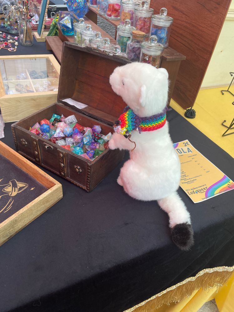 Hismine sur le stand d’une créatrice de la convention.