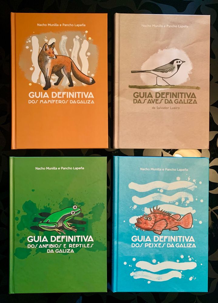 Foto dos catro libros: “Guía definitiva dos mamíferos da Galiza”, “Guía definitiva das aves da Galiza”, “Guía definitiva dos anfíbios e réptiles da Galiza” e “Guía definitiva dos peixes da Galiza”.