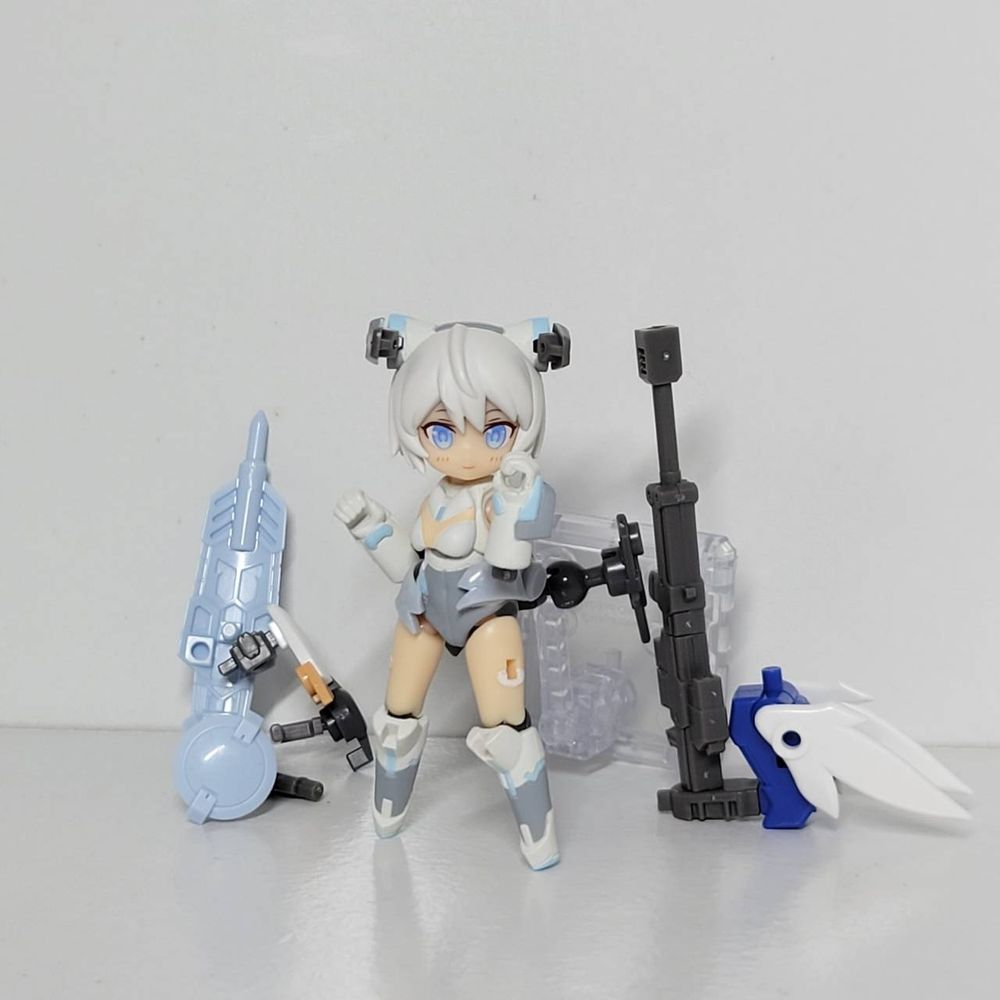デスクトップアーミー…メガハウス社が販売しているプラモ（？）
基本的にPVCでできたフィギュア(関節はABS)とABS製の武装パーツ(要ニッパー)のセットです
ちなみにこれは組み換えのみでパーツ自体は無加工です

※一応知らない人のために補足