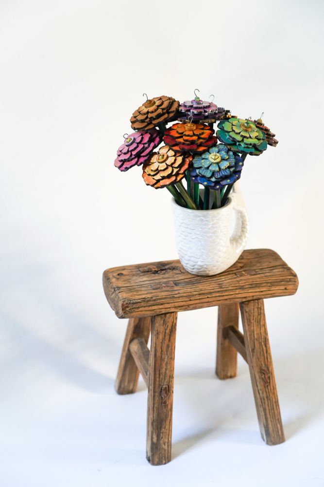 A bunch of flower shaped spinning spindles 