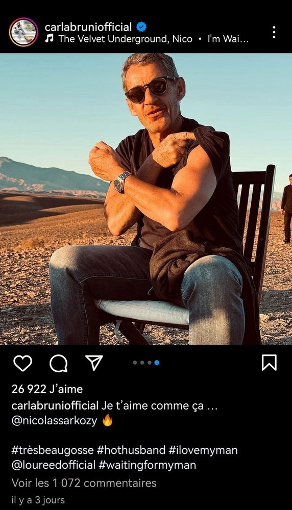 Publi insta de Carla Bruni on voit Sarko dans un paysage désertique assis sur une chaise jambes écartées en jean et t shirt et montrant ses muscles elle écrit " je t’aime comme ça #tresbeaugosse #hothusband #Ilovemyman #waitingformyman "