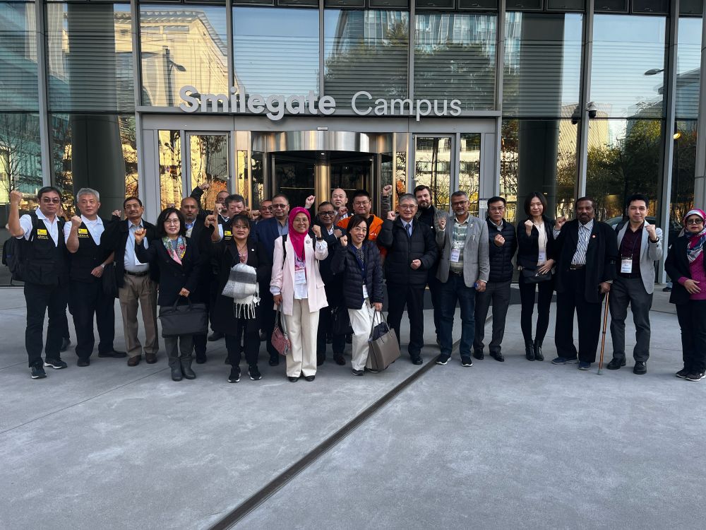 Group picture with the UNI APRO tech organizing and the president of the Smilegate Guild.