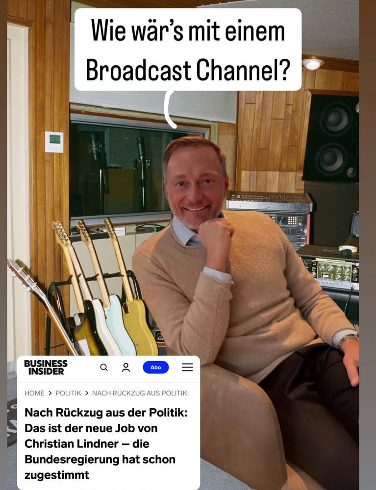 Ein Mann sitzt entspannt in einem Tonstudio auf einem Stuhl, stützt den Kopf auf die Hand und lächelt in die Kamera. Hinter ihm stehen mehrere E-Gitarren und ein Mischpult. In einer Sprechblase über seinem Kopf steht: „Wie wär’s mit einem Broadcast Channel?“ Unten im Bild ist ein Screenshot eines Artikels von Business Insider zu sehen mit der Schlagzeile: „Nach Rückzug aus der Politik: Das ist der neue Job von Christian Lindner – die Bundesregierung hat schon zugestimmt.“
