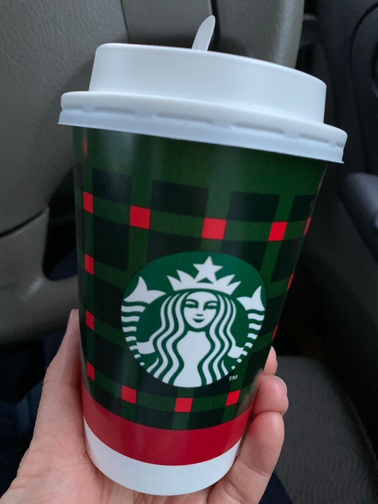 スタバのジョイフルメドレーティーラテの写真です。今年のホリデーは緑と赤のチェックのカップでした。