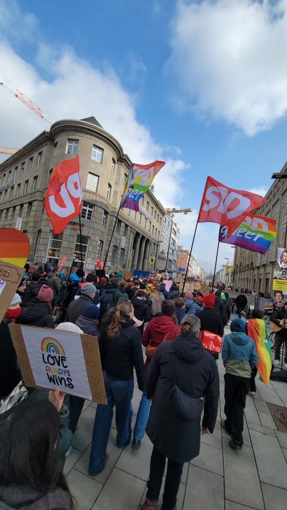 Eine Menschenmenge, die durch die Karlsruher Innenstadt zieht, um für queere Rechte zu demonstrieren.