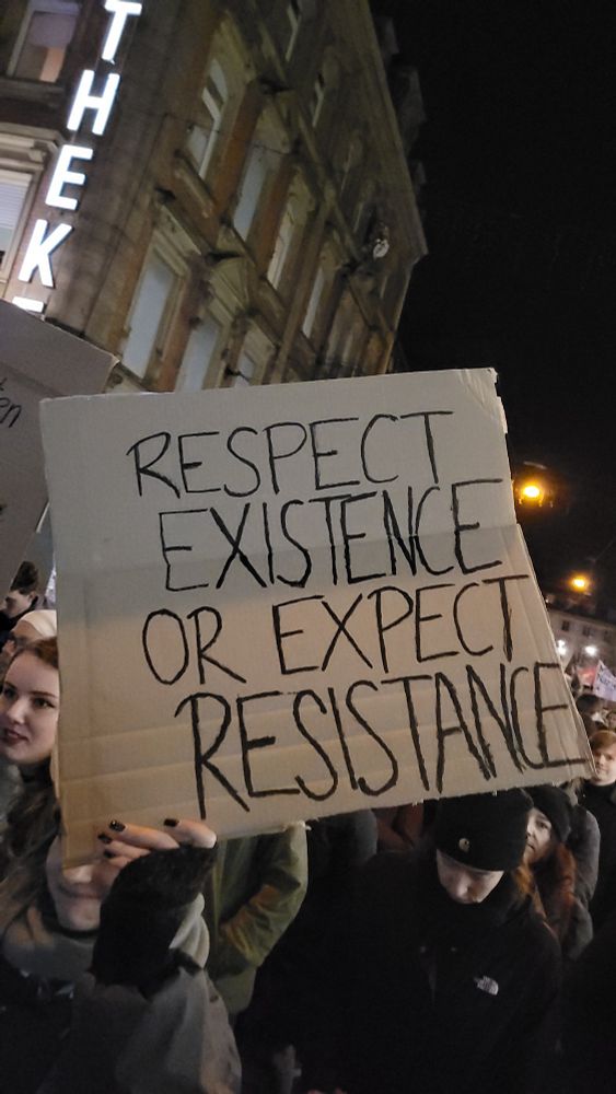 Eine große Menschenmenge demonstriert gegen die AfD in Karlsruhe-Durlach am 16.1.2025. Im Vordergrund ein selbst gebasteltes Schild, auf dem steht: "Respect existence or expect resitance."