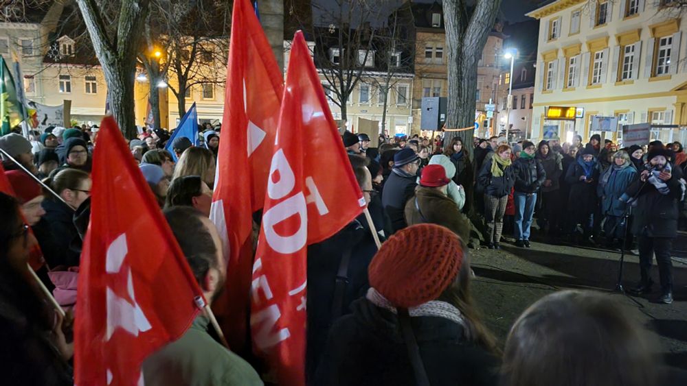 Eine große Menschenmenge demonstriert gegen die AfD in Karlsruhe-Durlach am 16.1.2025. Im Vordergrund sind mehrere Personen, die SPD-Fahnen tragen.