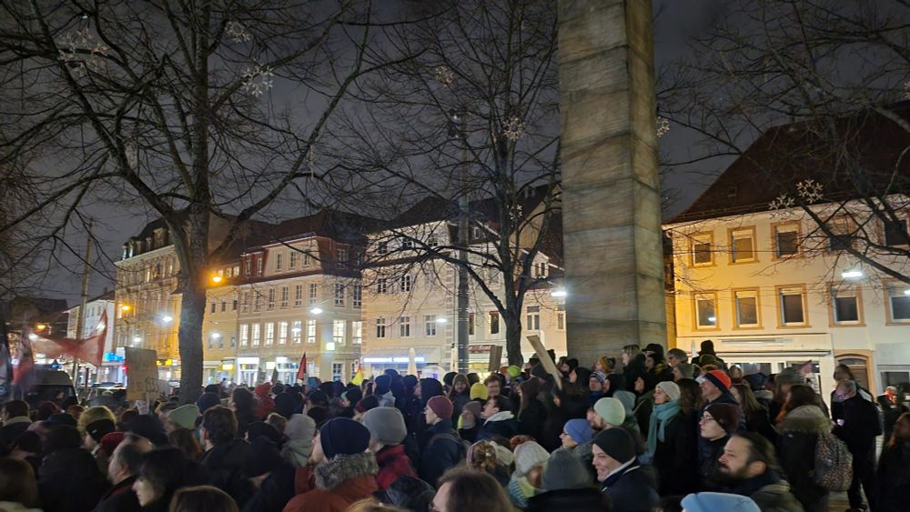 Eine große Menschenmenge demonstriert gegen die AfD in Karlsruhe-Durlach am 16.1.2025.