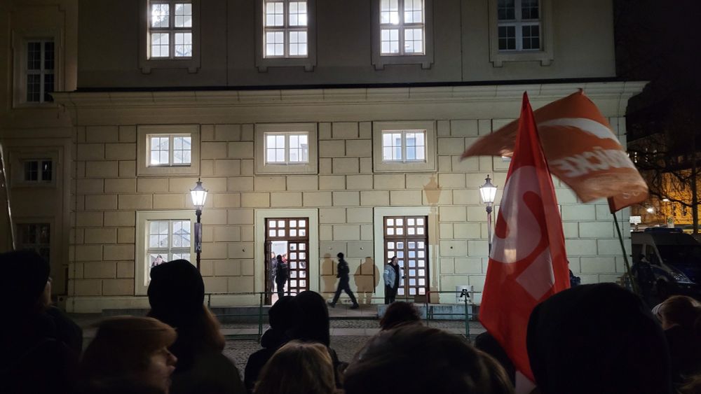Eine große Menschenmenge demonstriert gegen die AfD in Karlsruhe-Durlach am 16.1.2025. Einzelne Besucher der Anlass gebenden AfD-Wahlkampfveranstaltung laufen in die Karlsburg hinein.