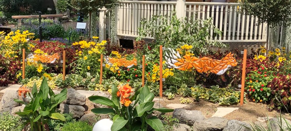 Three foxes made of small triangles. The triangles become spread out as you approach the tail, giving a sense of speed