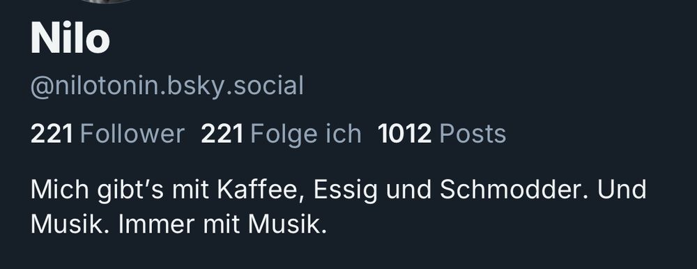 Ein Screenshot meiner Bio. 
221 Follower. 221 folge ich. 1012 Posts. 
Bio-Text: Mich gibt’s mit Kaffee, Essig und Schmodder. Und mit Musik. Immer mit Musik. 