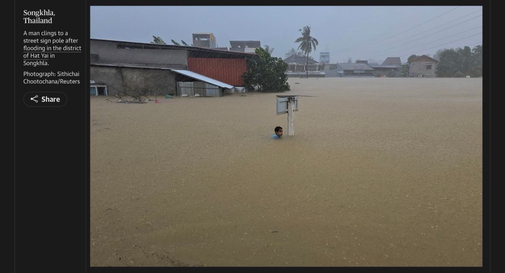 태국 송클라
송클라의 핫야이 지역 홍수 이후, 한 남성이 도로 표지판 기둥을 붙잡고 있다.
사진: 시티차이 추토차나/로이터

심하게 잠긴 홍수 속에서 한 남성이 도로 표지판을 붙잡고 물에 거의 잠겨 있다. 배경에는 물에 잠긴 가옥들과 비바람이 보인다.
