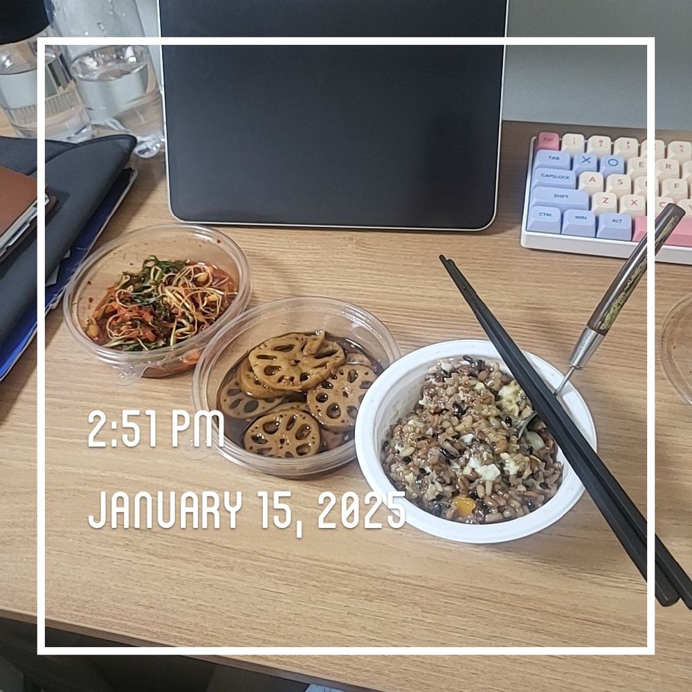 계란과 올리브오일, 코코넛오일에 버무린 잡곡밥과 연근조림, 달래무침이 오른쪽부터 차례로 늘어서 있다. 싹 내려간 스트레스에 다시 저속노화 일상으로 돌아온 모습이다. 