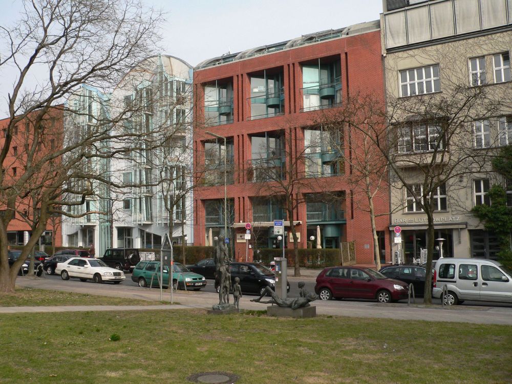 Vista del mismo edificio desde una posición más alejada y lateral.