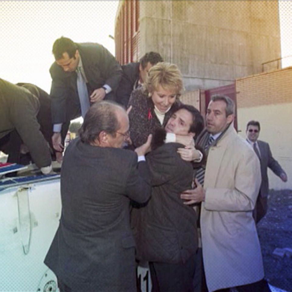 Esperanza Aguirre ayudada a salir de un helicóptero accidentado por varios hombres 