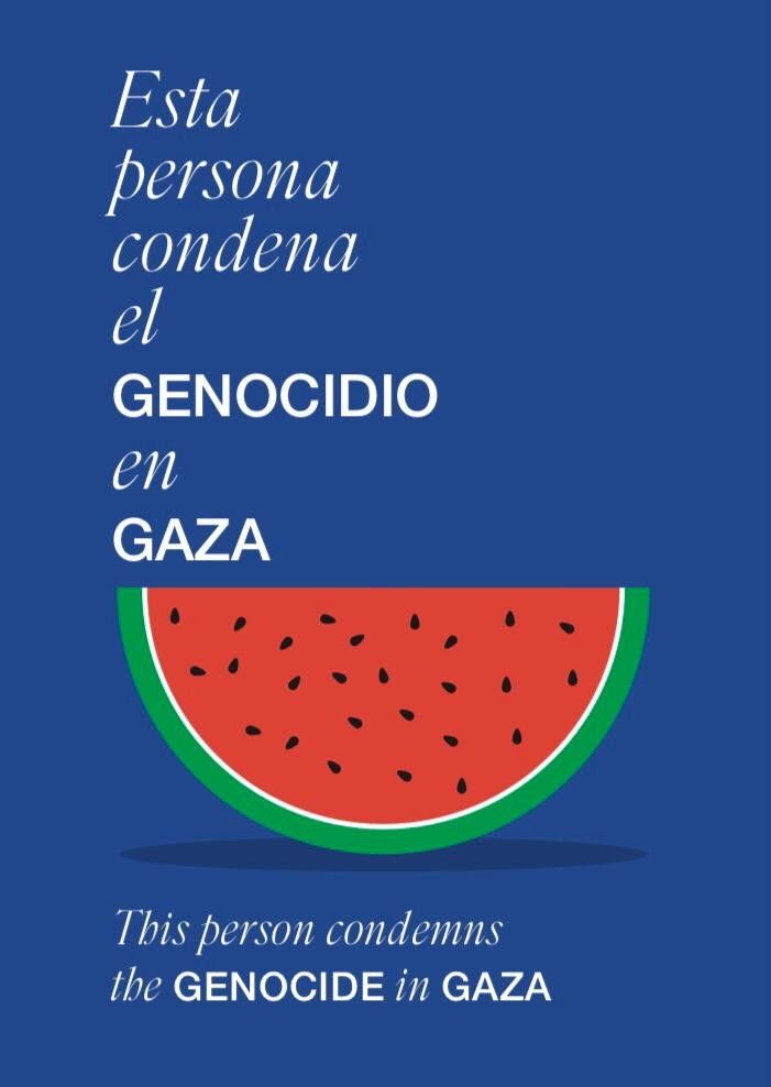 Cartel con el mensaje "Esta persona condena el genocidio en Gaza" 