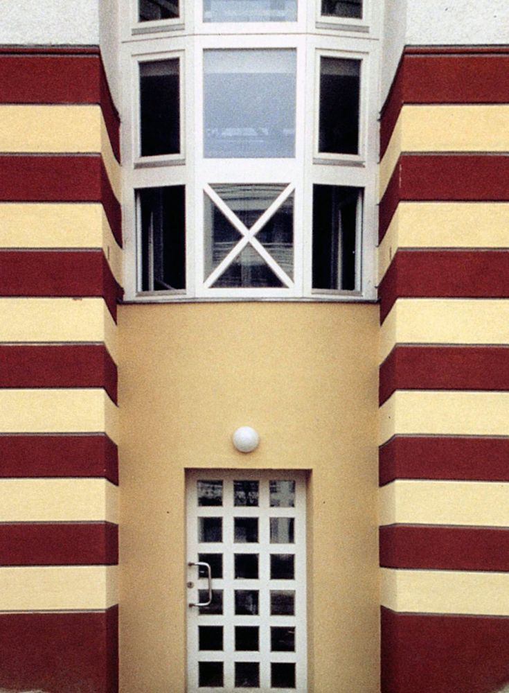 detalle de la entrada del edificio.