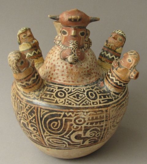 Figure 10 : Céramique d’un flutiste entouré de quatre personnagesDimensions : H. 21,2 x L. 16,08 x P. 17,2 cm. Poids : 800 g. Provenance : Enterrements de Catac, province de Recuay. Lieu de conservation : Staatliche Museen zu Berlin, Ethnologisches Museum, collection José Mariano Macedo, no inv. V A 4771

Crédit : Staatliche Museen zu Berlin, Ethnologisches Museum / Ines Seibt CC BY-NC-SA 4.0