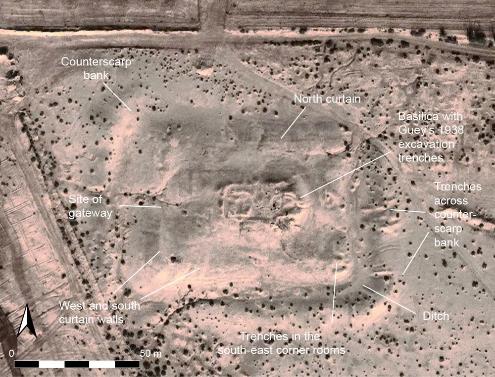 Un site archéologique en vue zénithale. Figure 7. Drah Souid East. Satellite photo of the fortress. Crédits 	Satellite photo: Maxar Technologies.
