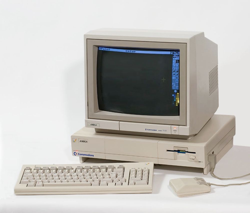 a Commodore Amiga 1000 with a monitor, keyboard, and mouse.