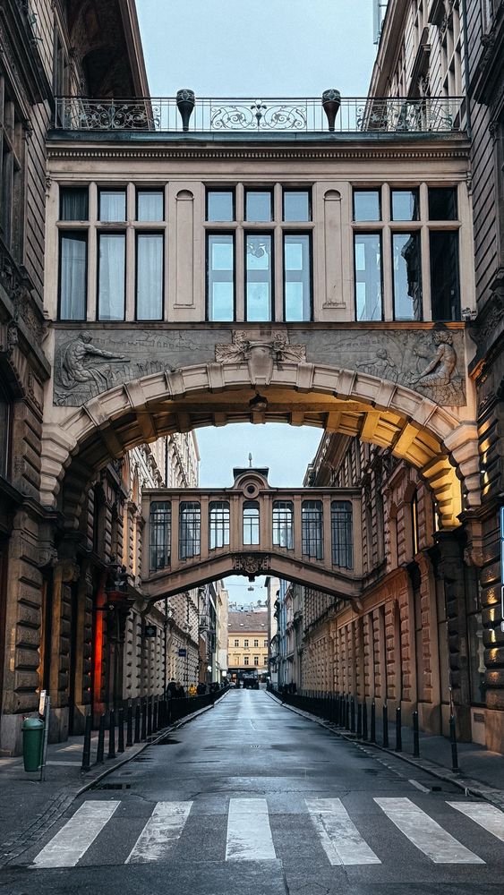 Une rue avec 2 arches passantes