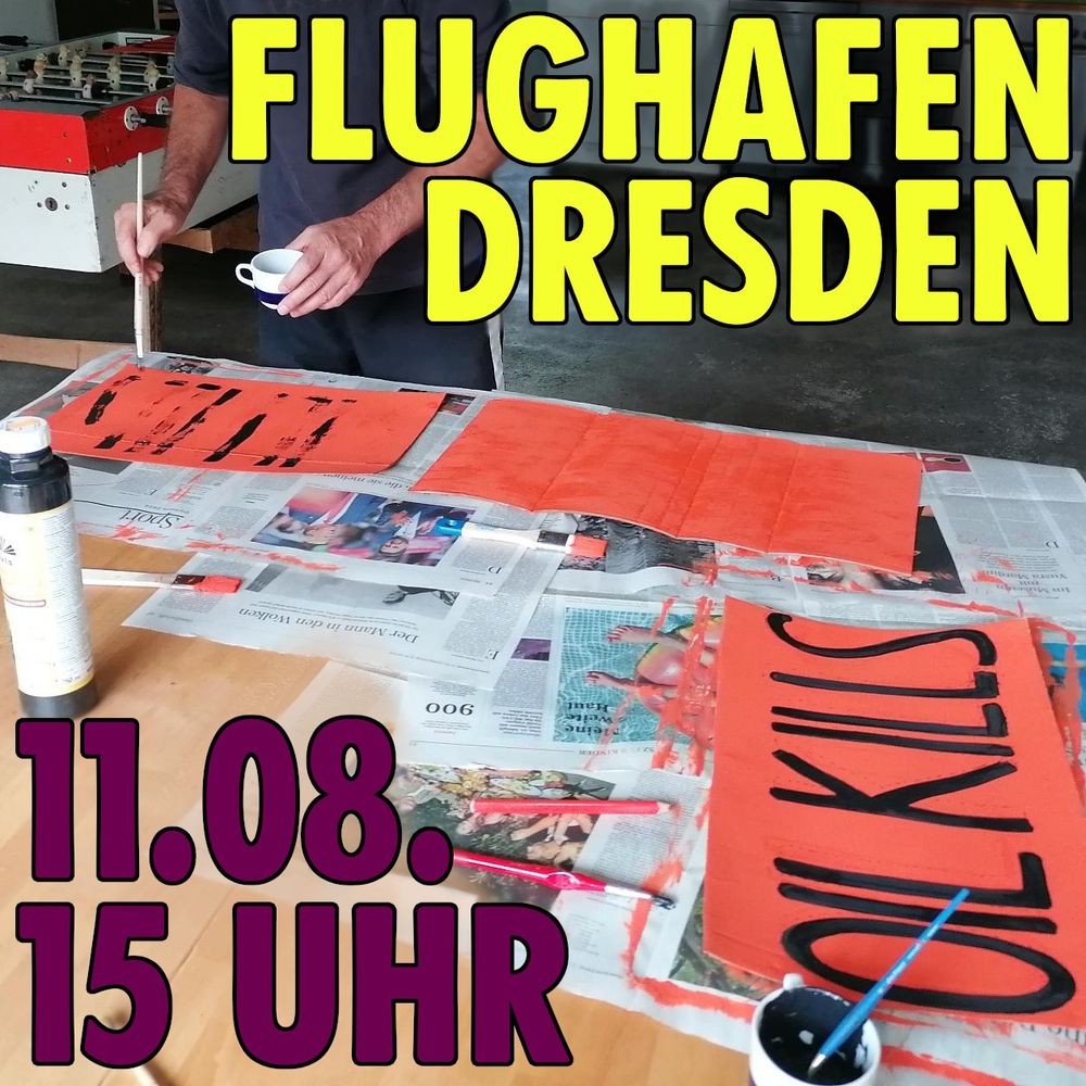 Erdöl tötet. Kerosin wird aktuell fast ausschließlich aus fossilem Erdöl hergestellt. Es gibt eine internationale Kampagne dazu. Wir malen daher Schilder “Oil kills”.